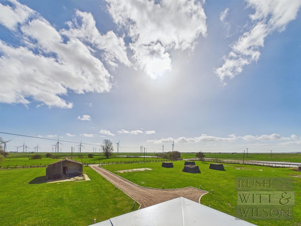 Lot: 100 - WELL PRESENTED DETACHED HOUSE - View of house